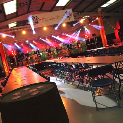 Large live event lighting over banquet seating