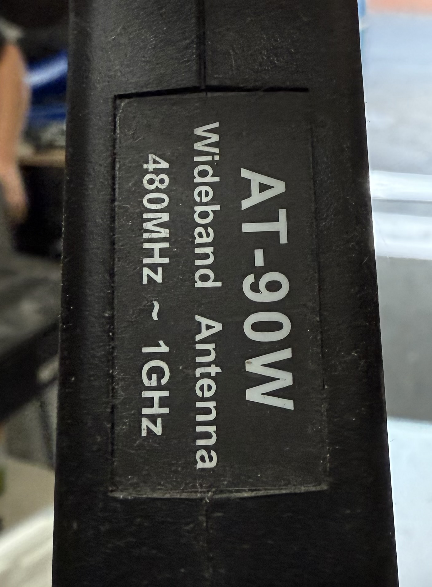 MIPRO AT-90W label showing wideband coverage from 480 MHz to 1 GHz