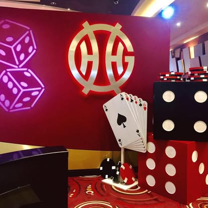 Casino prop arrangement with giant card display