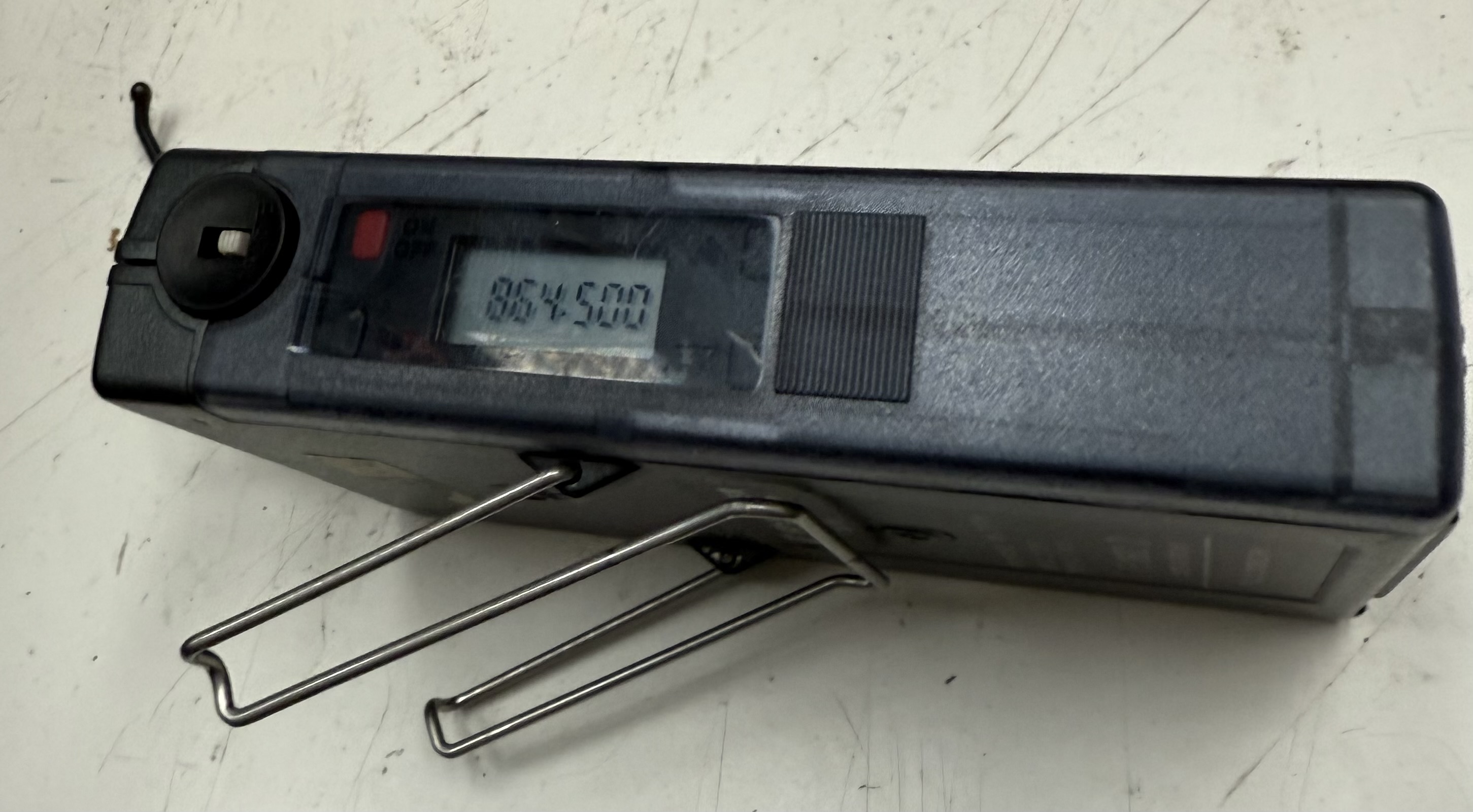 Side display of the Sennheiser SK 100 bodypack showing 864.500 MHz