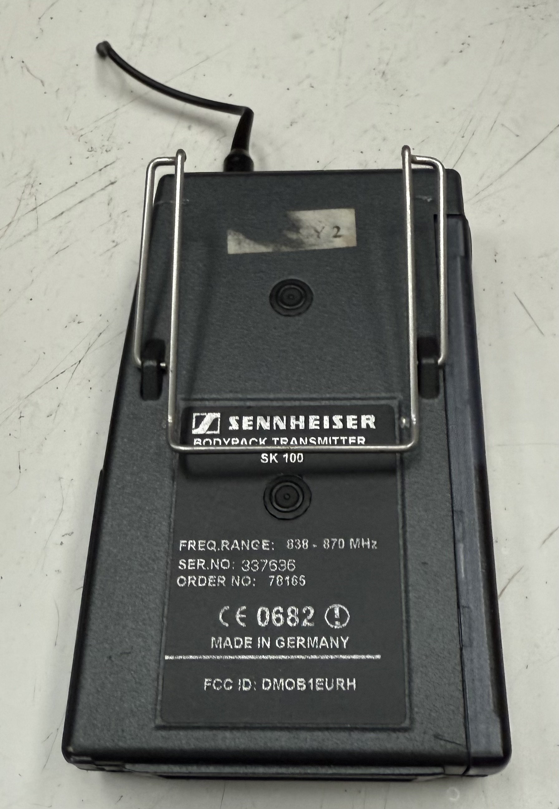 Rear label and belt clip of the Sennheiser SK 100 showing its 838 to 870 MHz frequency range