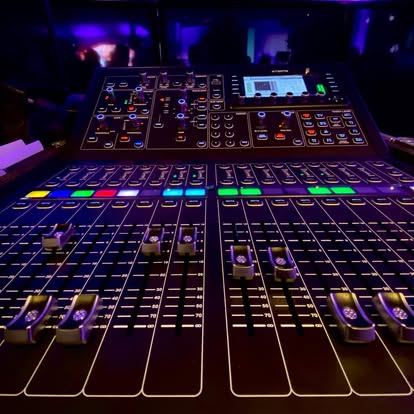 Digital mixing desk for live sound