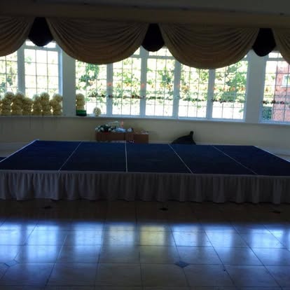 Low stage platform in a venue